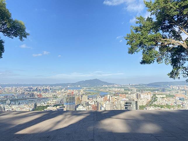 位於山頂處的微風平台，可遠眺基隆河、淡水河及遠方觀音山（圖／台北市大地處提供）