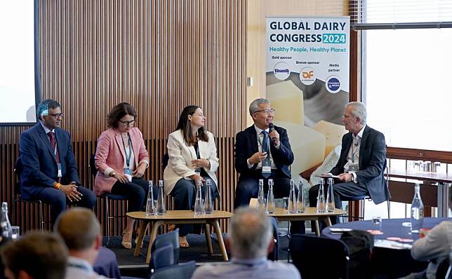 Yun Zhanyou (2nd R), vice president of Chinese dairy giant Yili Group, speaks at the Global Dairy Congress in London, Britain, on June 25, 2024. (Xinhua/Li Ying)