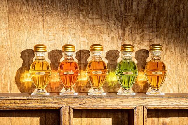Maison Psyché 目前上市五款香水，採用可以展現香氣最好的原材料包括了： 格拉斯的百葉玫瑰、卡拉布里亞的佛手柑、印度的茉莉花、馬達加斯加的香草平葉和印尼的廣藿香。
