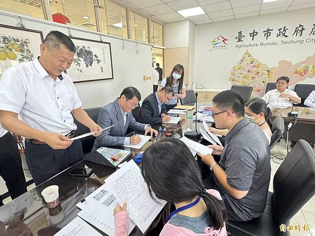 東勢區農會總幹事田士欣(左一)等，上午即前往市府陽明大樓登記候聘。(記者歐素美攝)