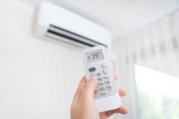 長時間待在冷氣房裡，或者急速從室外熱天氣，進入室內吹冷氣，溫差超過10度，可能會讓你的體溫調節中樞失靈。（示意圖／photoAC）