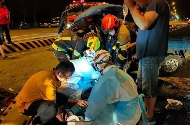 貨車自撞安全島！車體變形駕駛受困，手腳粉碎性骨折送醫。（圖／翻攝畫面）