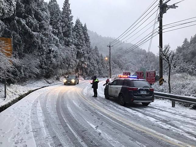 思源啞口清晨飄雪　和平警實施交管