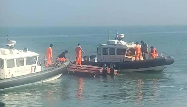 金門海巡日前取締越界捕魚的大陸漁民，發生2位漁民落海身亡的事件。（圖／中天新聞）