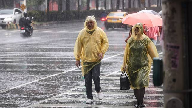 民眾記得出門帶傘備用，因為今天依舊維持有雨天氣。陳品佑攝