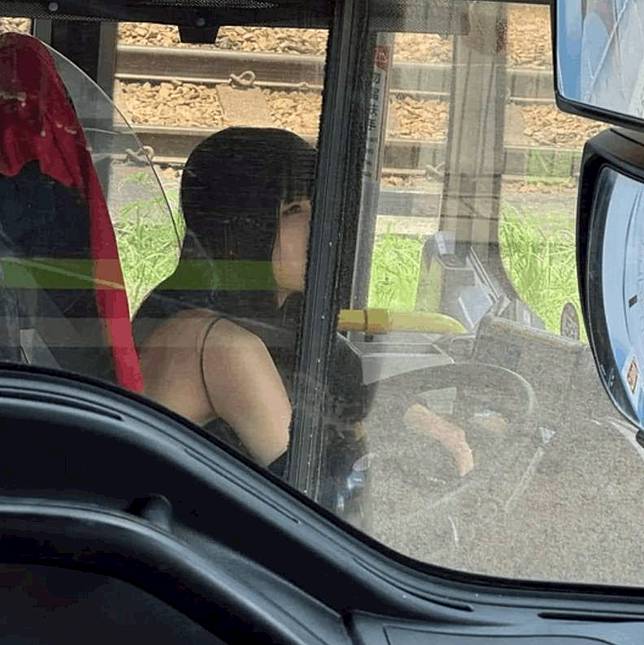 近日網上流傳一張女車長穿著吊帶小背心揸巴士的照片。