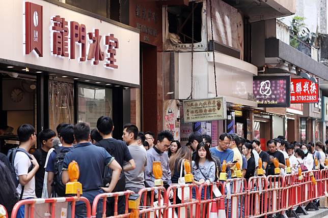 Crowds gather outside the Lung Mun Cafe in Hung Hom. Its owner supports the anti-government protesters. Photo: Dickson Lee