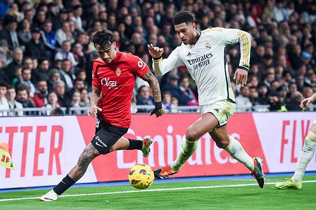 Jude Bellingham ® of Real Madrid vies with Antonio Sanchez of Mallorca during their La Liga match in Madrid, Spain, Jan. 3, 2024. (Photo by Gustavo Valiente/Xinhua)