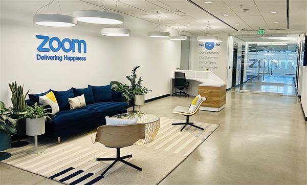 全球視訊會議軟體公司Zoom可讓員工自己決定要進辦公室工作或進行遠距上班模式。（圖片來源／Zoom提供）