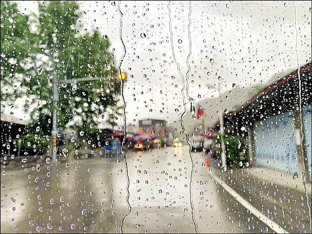 南投、嘉義至高雄山區昨日出現零星熱對流降雨。(高雄市議員康裕成提供)