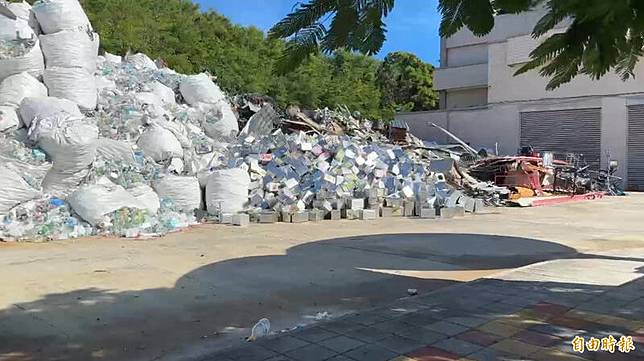 琉球鄉的資收物再度堆積成山。(記者陳彥廷攝)