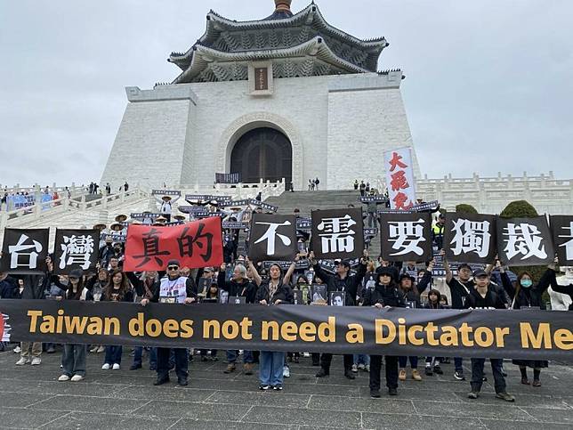 多個民間團體在前總統蔣介石過世50週年發起「台灣不需要獨裁者紀念堂」活動，要求關閉堂體，去除威權象徵。 圖：林朝億/攝