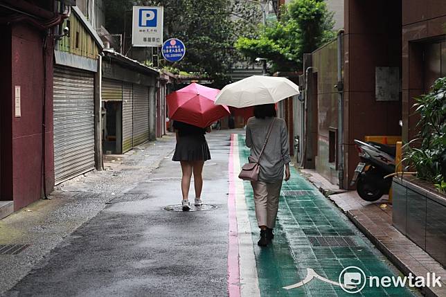 今（21）日受颱風外圍環流影響，桃園以北的北部地區及東半部地區下半天起開始會有短暫的降雨   圖：葉宜哲/攝