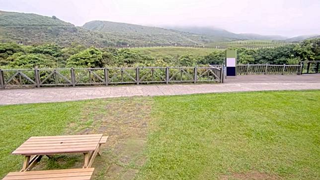 擎天崗因為情侶野戰，鬧上多日新聞版面。翻攝陽明山國家公園管理處YouTube頻道