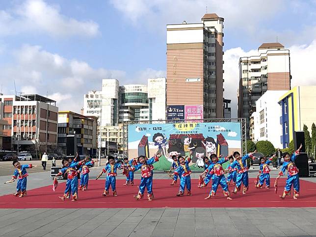 客家藝文在廣場上幼兒國小朋友以舞比賽。（記者葉蒼秀攝）