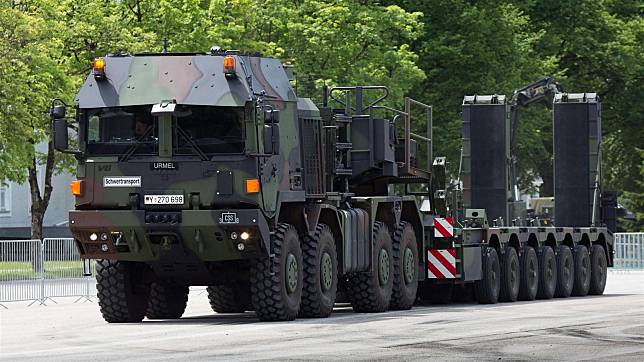  德軍增購57輛「SaZgM 70t Mil」重型裝備運輸車，提升運輸效能。（取自德國國防部網站）