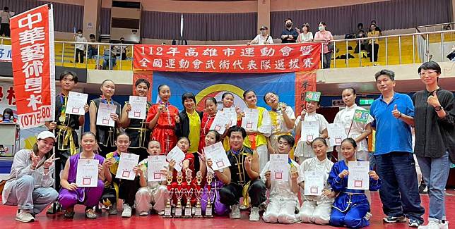中華藝校舞蹈科參加高雄市運動會暨全國運動會武術代表隊選拔賽，一舉勇奪六個第一。　（記者王正平翻攝）