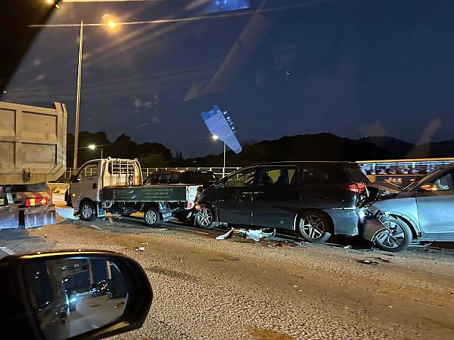 吐露港公路往上水方向近太和路至少9車相撞　初步8人受傷(馬路的事FB圖片)