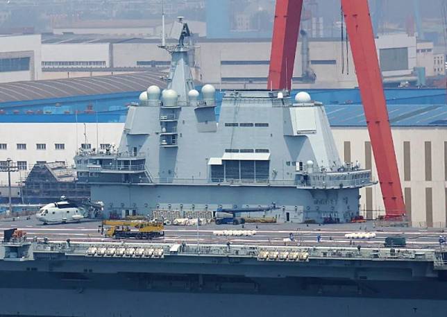 福建艦上面有許多「蘑菇」型狀天線，這種「協同交戰系統」 ( CEC ) 能夠將多艘戰艦和飛機、無人機的雷達系統和指揮控制系統協同起來形成統一的戰場態勢感知體系和控制體系。 圖：翻攝自騰訊網