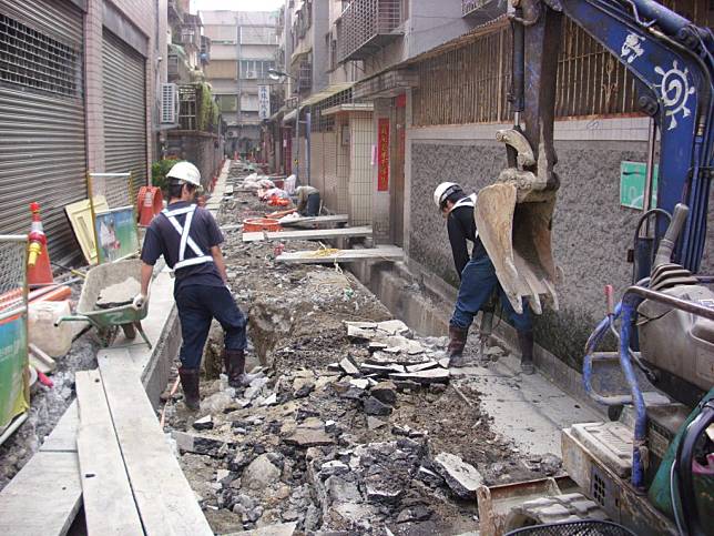 衛工處專責污水下水道新建及維護工作，施工人員經常在有遮蔽的大馬路上或空間狹窄的後巷從事接管作業。（北市衛工處提供）