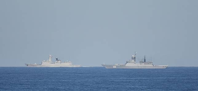 俄中「東方-2022」軍演，兩國艦隊在日本海實彈射擊。左為解放軍「054A」飛彈護衛艦「鹽城號(舷號546)」，右為俄軍「Project 20380」護衛艦「完美號(舷號333)」。   圖：翻攝日本防衛省統合幕僚監部網頁