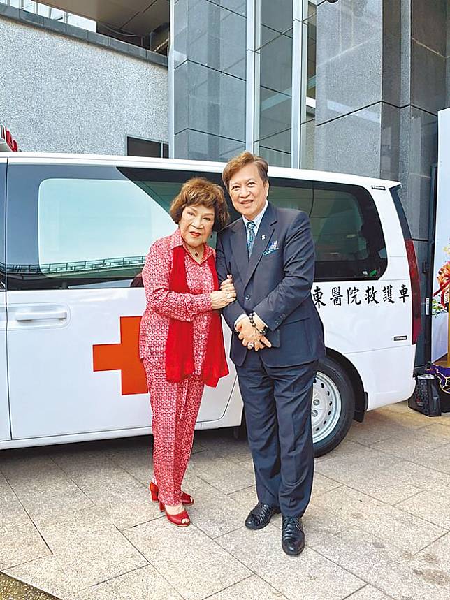 「阿姑」周遊（左）與老公李朝永昨一起出席捐贈救護車儀式。（林淑娟攝）