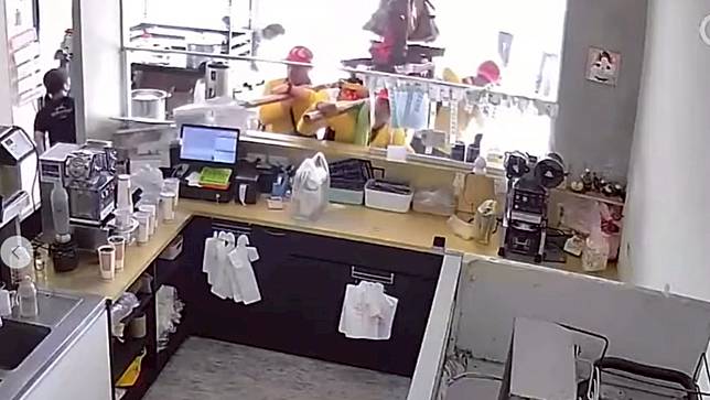 西螺福天宮神農大帝出巡，鑾轎直衝路旁一家奶茶專門店還撞破玻璃窗。翻攝新竹廟會臉書社團
