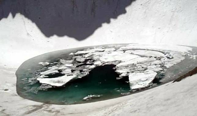 印度境內喜馬拉雅山脈的融雪湖「骷髏湖」(Roopkund Lake)，因二戰期間被英軍發現藏有約800具人骨得名。(擷取自臉書)