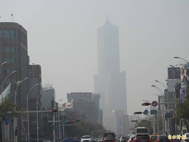 台灣健康空氣行動聯盟上午在立法院召開「台灣PM2.5 標準15μg/m 3會死人？」記者會指出，長期暴露在高濃度PM2.5之下，大幅提升中風、心肌梗塞、肺炎等風險，推估國內每年約有3萬人死於空汙。(資料照)