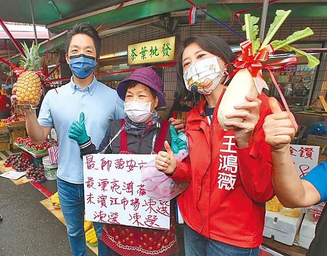 國民黨台北市立委補選參選人王鴻薇（右）11日由台北市長當選人蔣萬安（左）陪同，前往濱江市場掃街拜票。（陳君瑋攝）