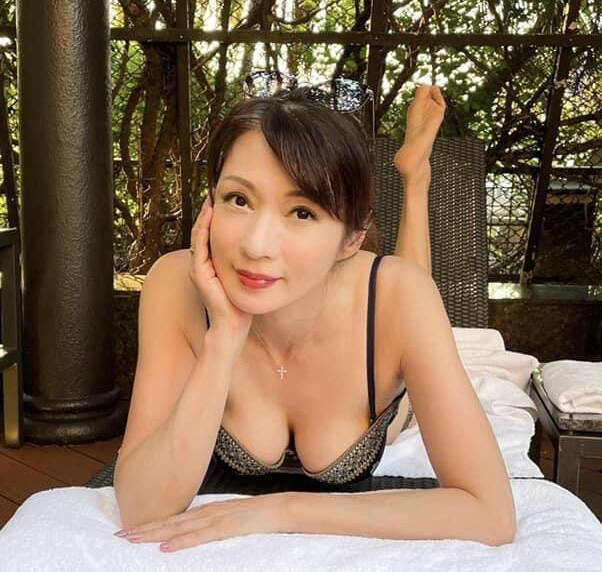 溫翠蘋現在51歲，依舊火辣。(翻攝自臉書)