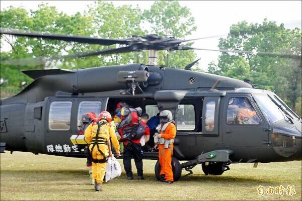 李昭元2018年4月在台東向陽山區失聯，搜救人員搭直升機上山搜尋，最終一無所獲。(資料照)