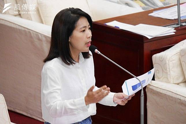 準備參選立委的台北市議員徐巧芯臉書點出多張照片，質疑民進黨高層與吸金詐騙集團的關係。（蔡親傑攝）
