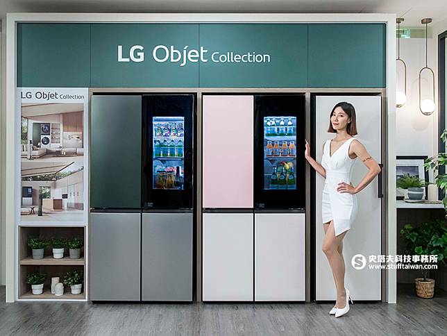 LG InstaViewTM敲敲看門中門 Objet Collection®上層以典雅的石墨綠，搭配霧面玻璃材質，展現柔美外觀，下層則是採用金屬材質加上科技感的星辰銀，極度和諧的髮絲紋不鏽鋼與啞光表面，凸顯出自然的金屬光澤。