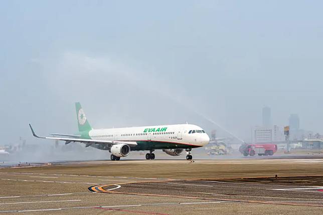 長榮航空暌違多年，再度開闢高雄直飛新航點，今（12）日首航高雄－香港航線