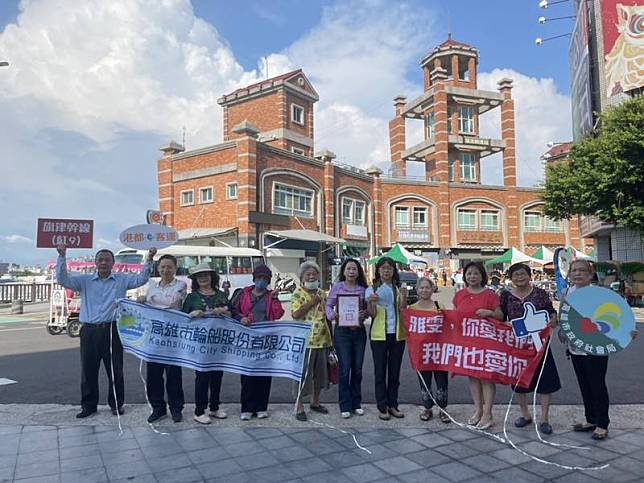 歌手詹雅雯13日將在高雄巨蛋開演唱會，她自掏腰包請旗津弱勢長者去看演唱會。受邀的長者得知詹雅雯演唱會後將開刀，近日齊聚拍照為她加油打氣。（高雄市輪船公司提供）中央社記者蔡孟妤傳真 111年8月1日  
