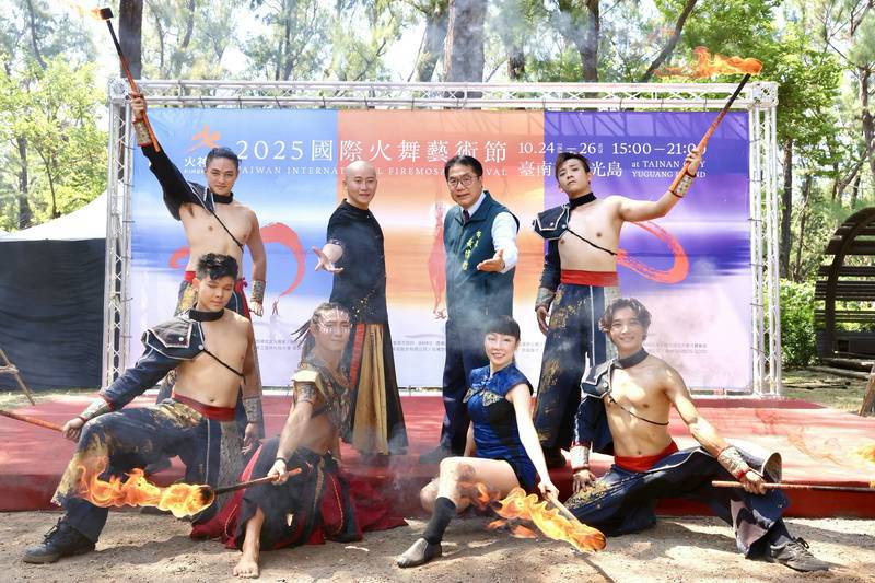台南火舞藝術節 打造漁光島夕陽、海浪與火光交映 | 中央通訊社 | LINE TODAY