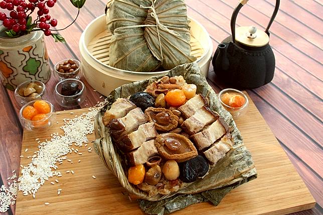 2021「窖藏東坡海味粽」用料不手軟，結合山珍紹興東坡肉，與滷入蠔油鮮香的吉品鮑、北海道干貝海味，每顆重約1kg。（圖片提供/日月千禧酒店）