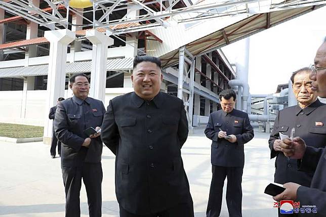 2020年5月1日，北韓最高領導人金正恩視察平安南道順川磷肥廠，這是金正恩神隱20天後第一次現身。（AP）