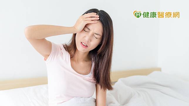 生理期不僅肚子痛，還可能連帶「月經偏頭痛」，腹痛頭痛上下夾擊，各種生理期不適如海嘯般襲來。