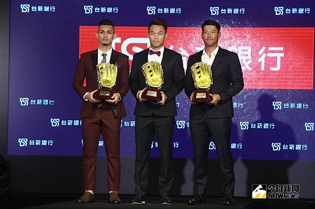 ▲張志豪（左起）、王柏融、林哲瑄榮獲中華職棒29年外野