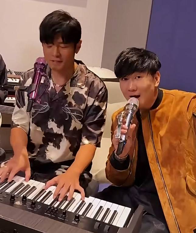 周杰倫（左）與林俊傑罕見合唱。翻攝Jaychou IG