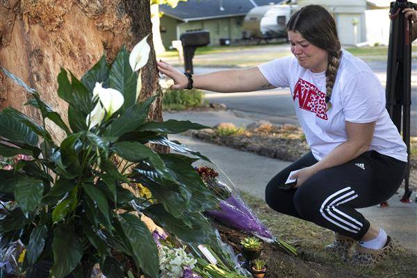 美國內布拉斯加州林肯市周日凌晨發生一起死亡車禍，悲慟的家屬於車禍現場舉辦追悼會，並獻上鮮花和禮物。美聯社