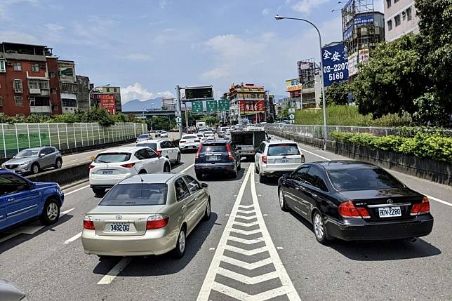 交通部公路總局預測，清明節連續假期車潮自3月31日下午起陸續出現。（資料照片／張哲偉攝）