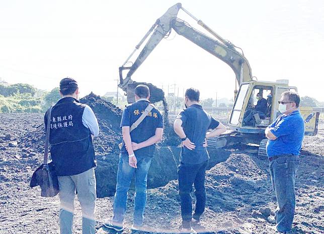 屏東萬丹鄉一處農地因發生火警，環保局調查發現農地竟是非法露天堆置廢棄物場地，依法送辦。（記者毛莉翻攝）