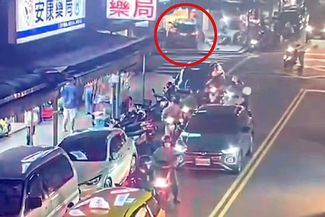 15歲曾姓少年無照駕駛汽車，竟直接撞進一家店面，3名正在店內吃臭豆腐的客人，當場被撞到失去生命跡象。（翻攝畫面）