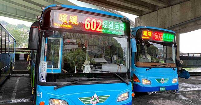 怪客出沒基隆602公車　微笑摸數名女學生手臂