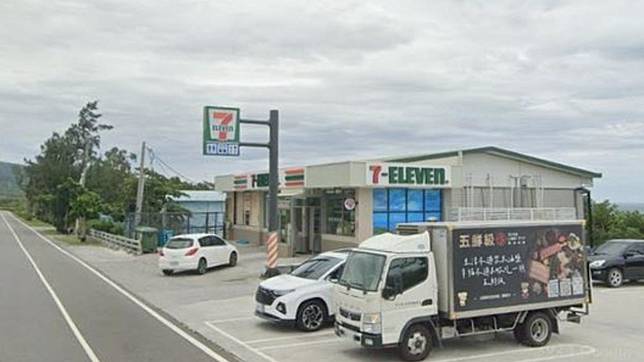 7-11滿豐門市位於屏鵝公路上，被網友封為「全台灣最重要小7」。（圖／翻攝自Google Map）