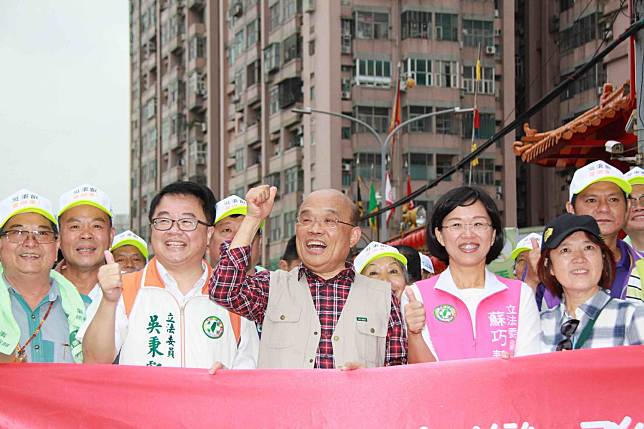 蘇貞昌偕女兒蘇巧慧，到新莊參加吳秉叡辦的登山活動。   圖：吳秉叡辦公室提供