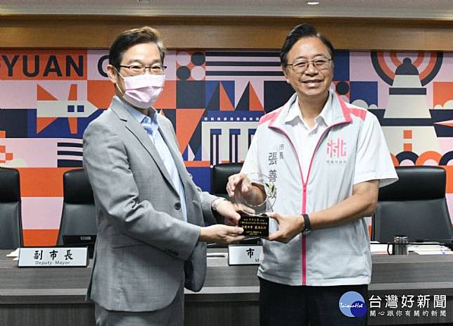 張市長表揚中原大學順利辦理「112年全國大專校院運動會」，由主任秘書閻亢宗教授代表受獎。